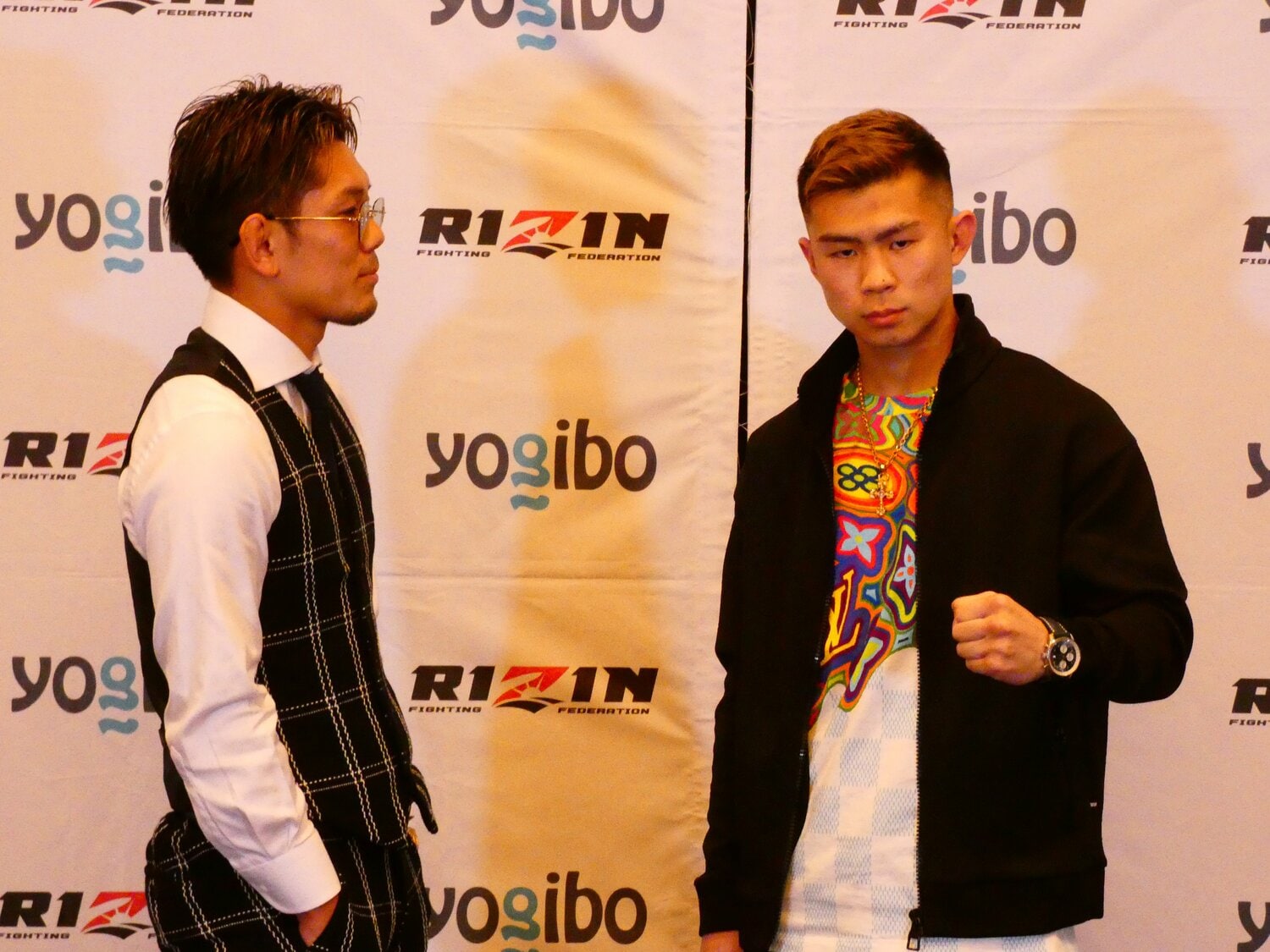 大晦日に対戦する皇治とのフェイスオフ。早くも激闘の予感が漂う挑発合戦となった　©Koji Fuse