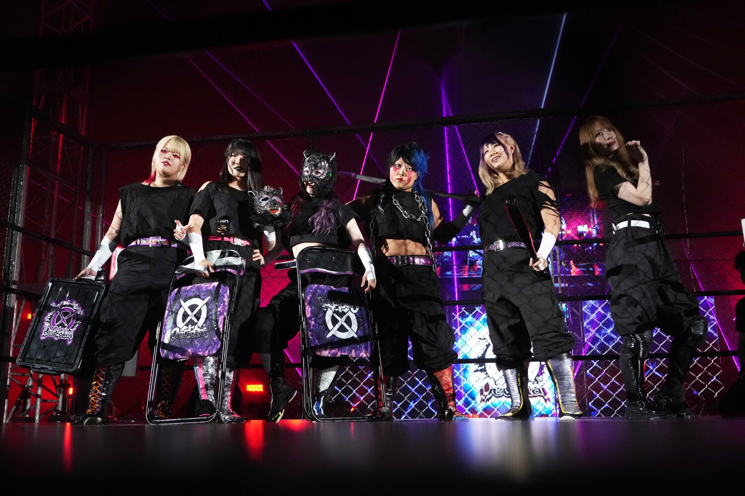 ユニット同士の抗争で無類の強さを誇る悪の軍団・大江戸隊(クリックすると「この記事の写真」に飛びます。流血等の過激な写真を含みますのでご注意ください)