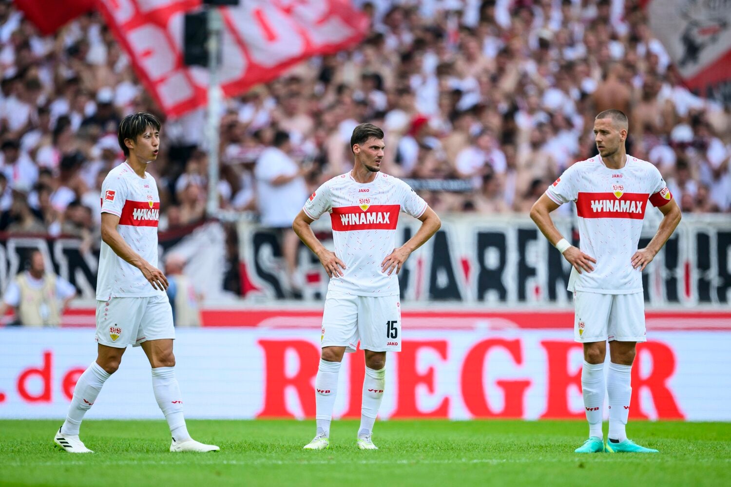 移籍の噂がありながらも今夏は残留となった伊藤洋輝(左)。開幕戦の勝利に貢献した ©︎Getty Images