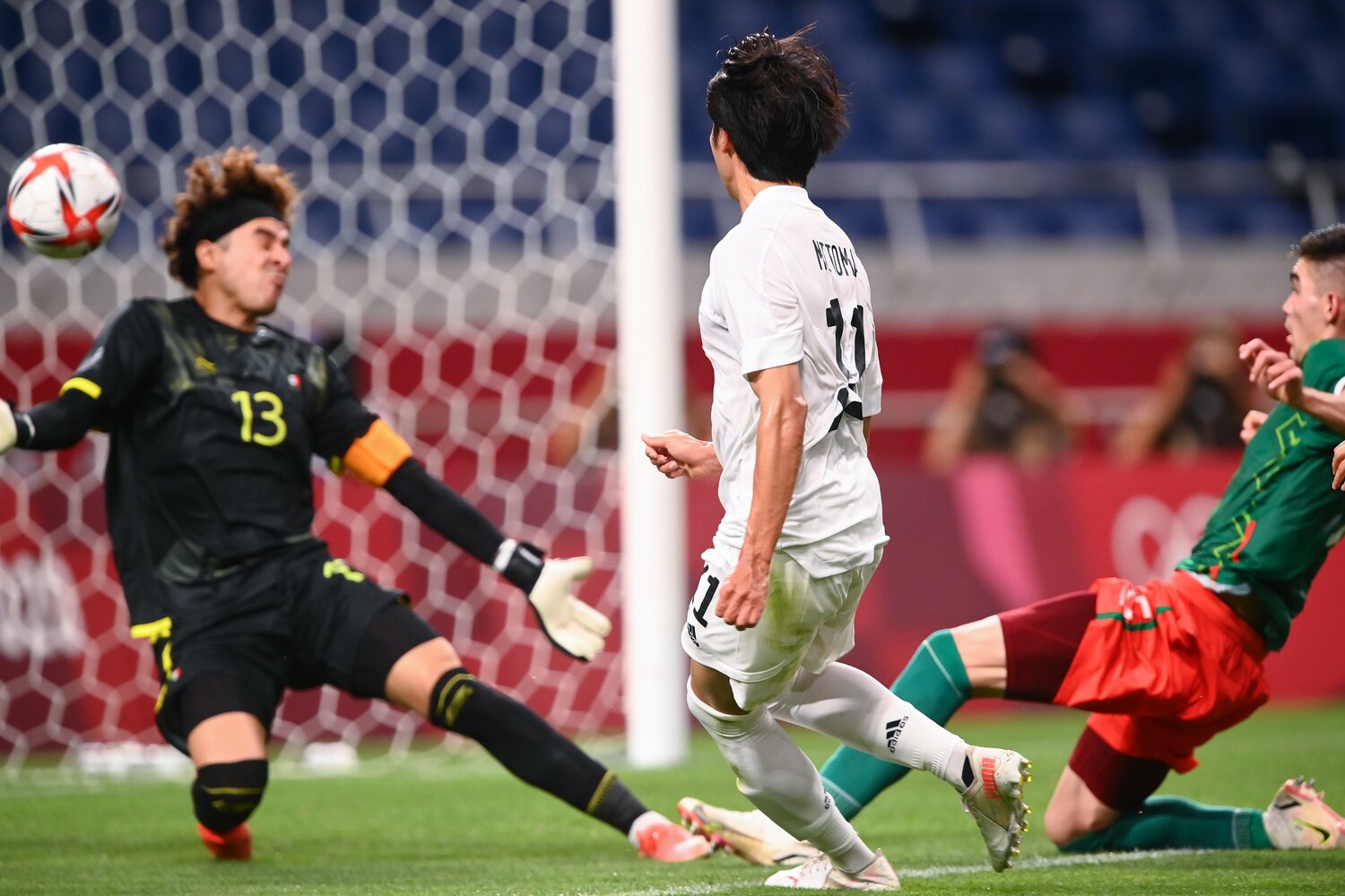 東京五輪のメキシコ戦でゴールを決める三笘薫　©JMPA