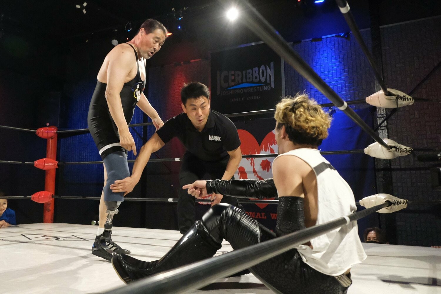 勝村は凶器攻撃ではないかとアピールも、レフェリーの澤宗紀の判断はOK　©Norihiro Hashimoto