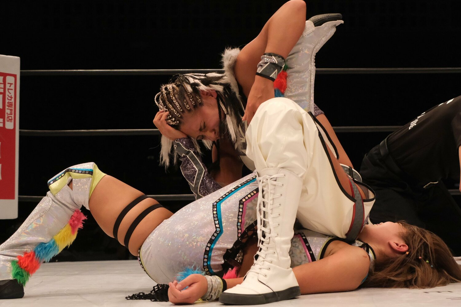 グロリアスドライバーを決めレフェリーのカウントを聞くジュリア。勝利を確信すると感極まった