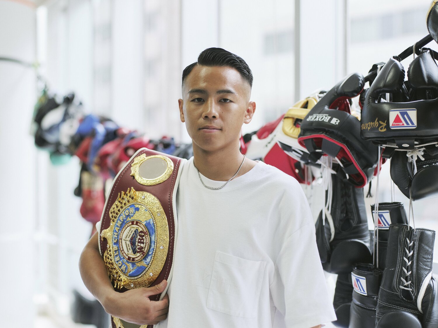 世界王座戴冠後、大橋ジムでインタビューに応じた武居由樹　©Yuki Suenaga