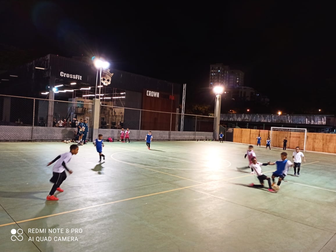 20日のフットサル練習の様子。大人顔負けの激しいチェックの場面も©Hiroaki Sawada