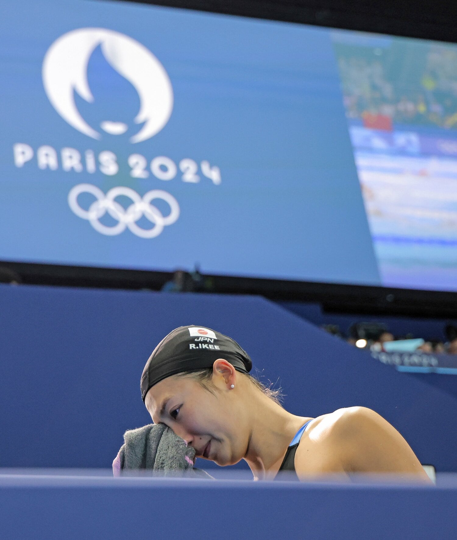 個人戦は準決勝で敗退となり、涙を浮かべた池江　©JIJI PRESS