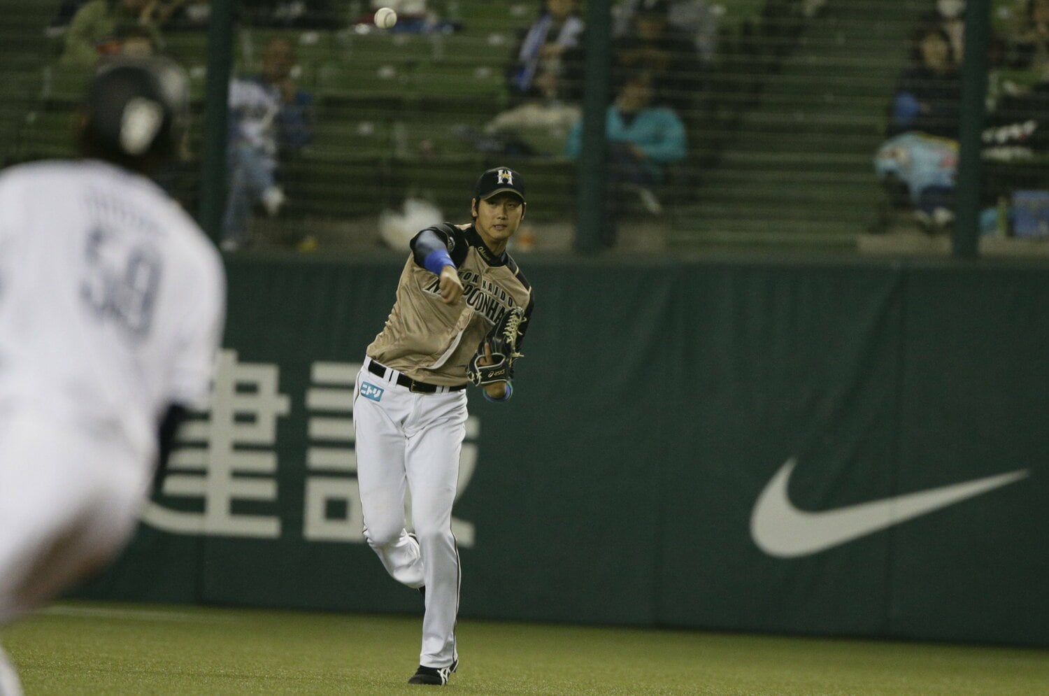 日本ハム時代は外野を守った試合も　©Shigeki Yamamoto