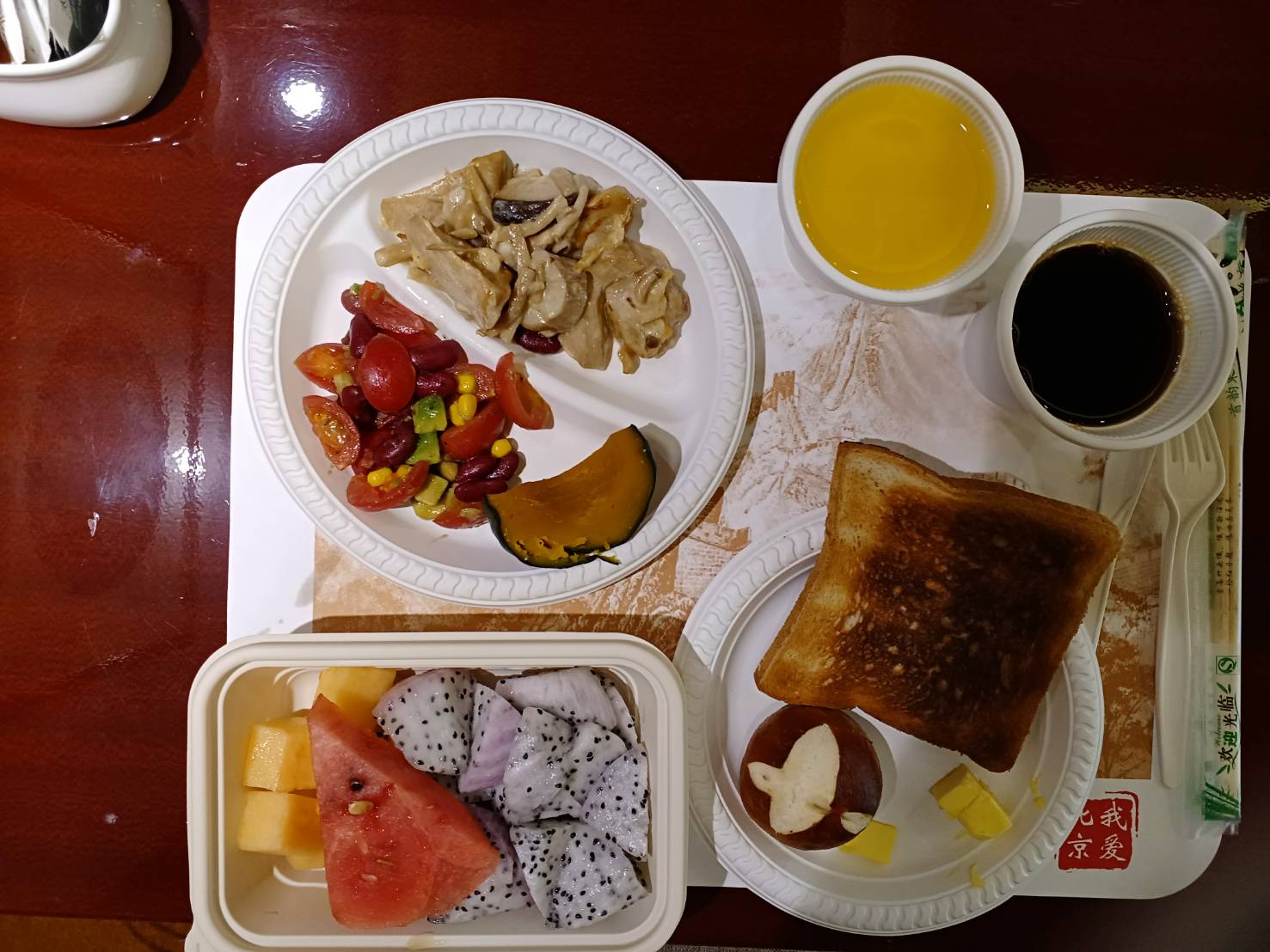 筆者が泊まったホテルの朝食。ミニトマトとアボカドをあえたサラダも毎日のメニューだった