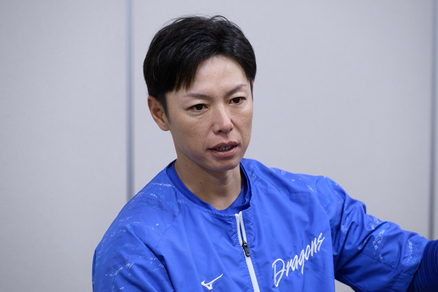 根尾昂について語る浅尾コーチ。2022年に投手転向してから、根尾を気にかけてきた　©Hirofumi Kamaya