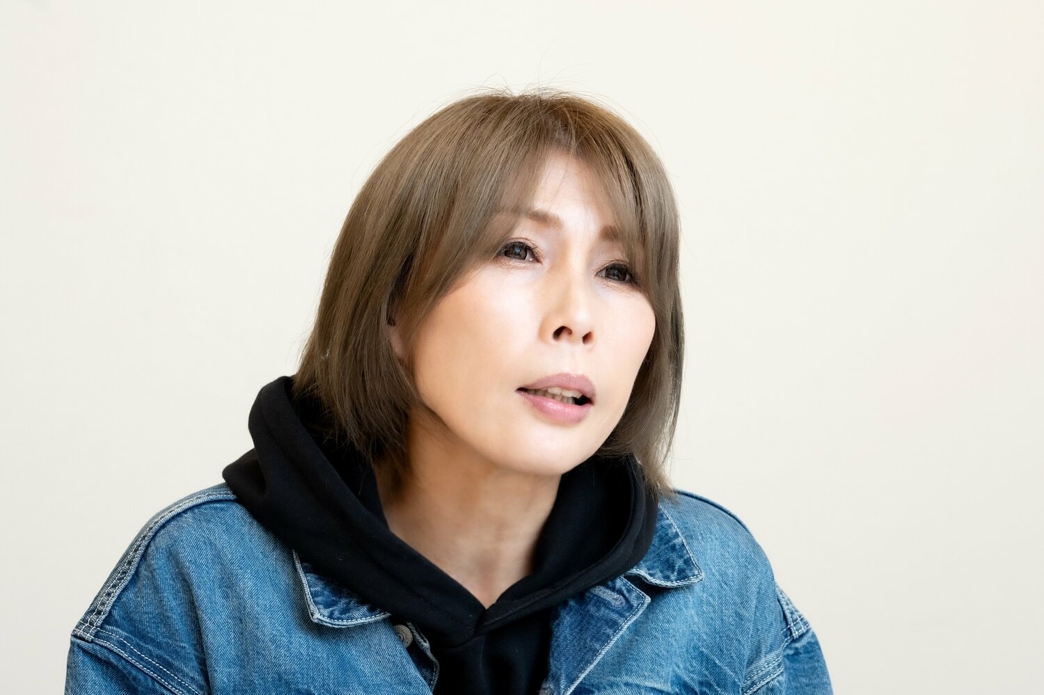 インタビューに答える、現在の大向美智子さん