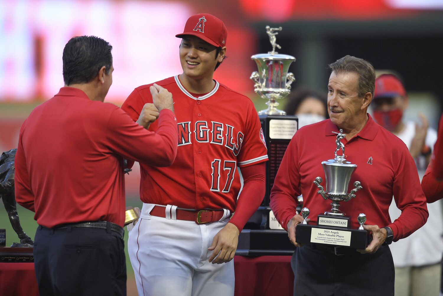 今回の取材でエンゼルス番記者、ファンが口を揃えたのが「モレノオーナーに問題がある」という点だった。写真は2021年、モレノオーナー（右）と大谷　©Getty Images