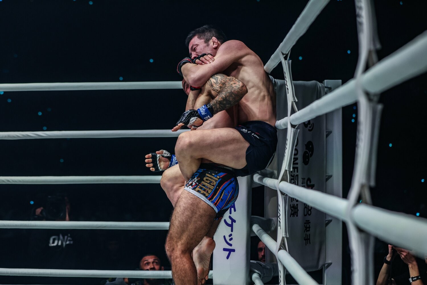 1ラウンド、青木のリアネイキッドチョークが極まる　©ONE Championship
