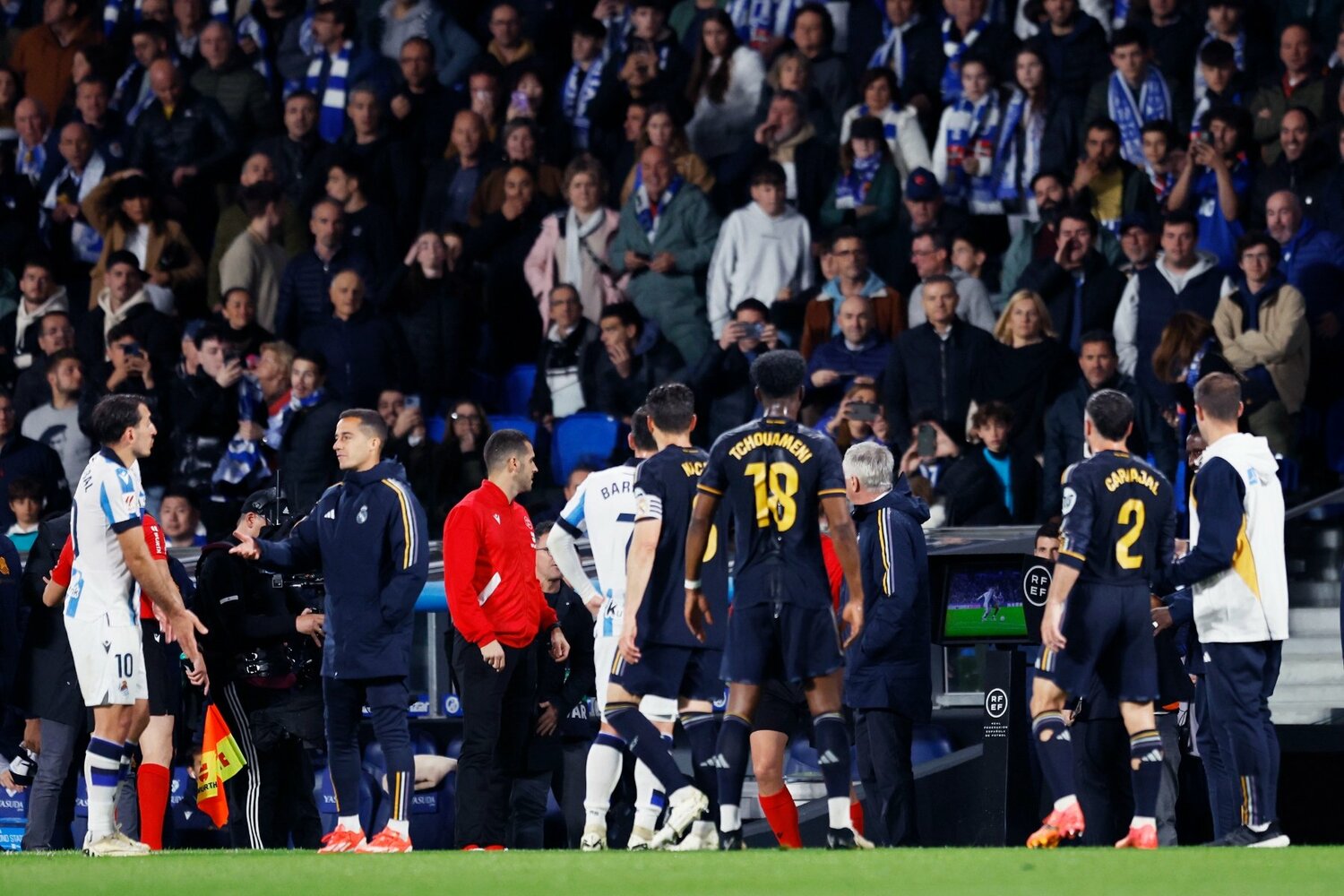 オヤルサバルとバスケスらがコミュニケーションを取るシーンも