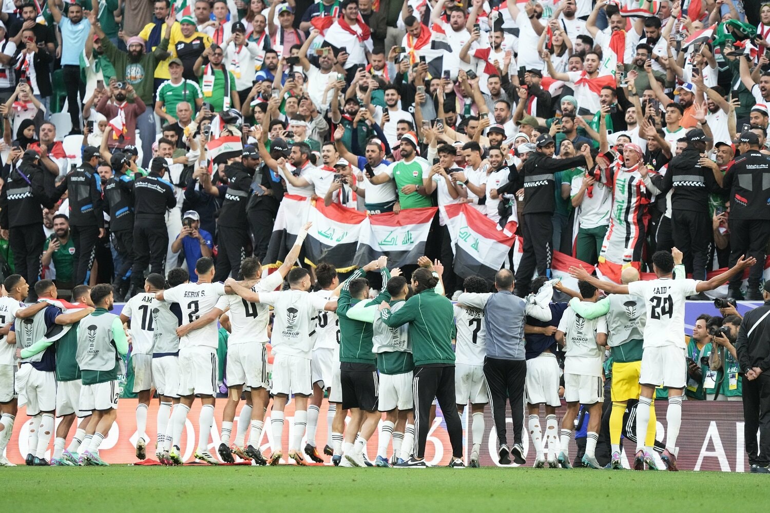 サポーターと喜びを分かち合うイラク選手たち。アウェイの雰囲気にどう対応していくかも日本代表の鍵になりそうだ　©Getty Images