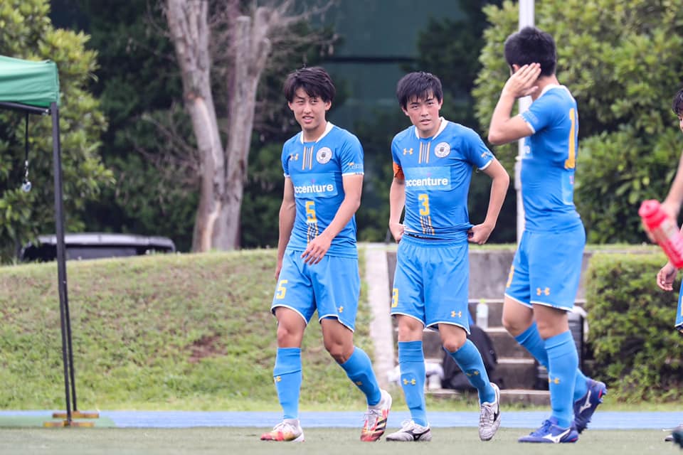 旨にはスポンサー契約を結んだ大手コンサルティング企業「accenture」のロゴが（中央が吉岡さん）　©東京大学運動会ア式蹴球部