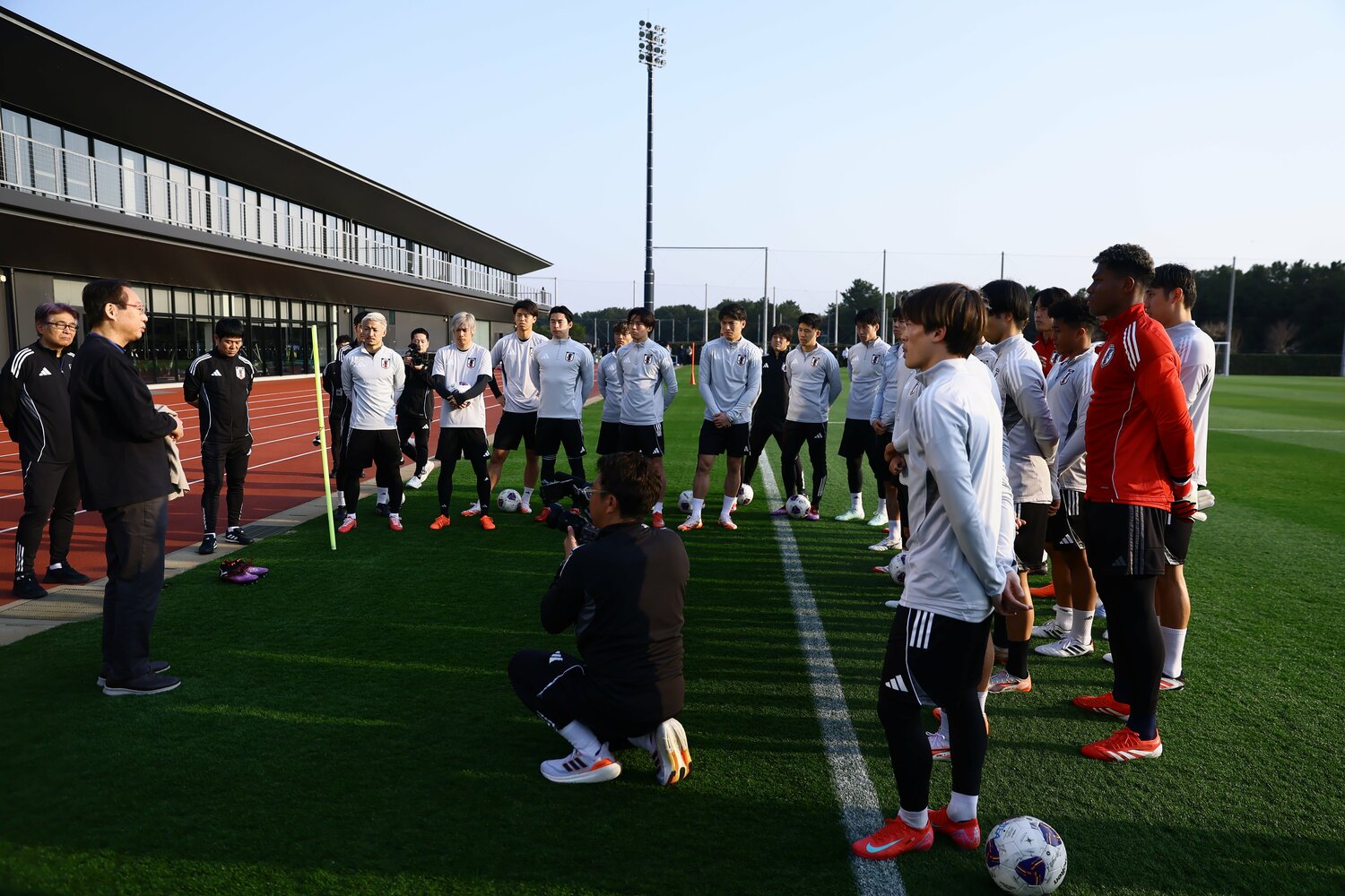 3月の代表合宿で選手を激励した岡田氏　©JFA/AFLO