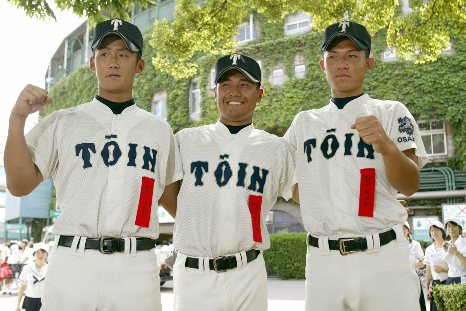 第87回夏の甲子園。開会式のリハーサルで甲子園球場をバックにガッツポーズする大阪桐蔭の(左から）１年生投手だった中田翔、平田良介、辻内崇伸　©︎SANKEi SHIMBUN