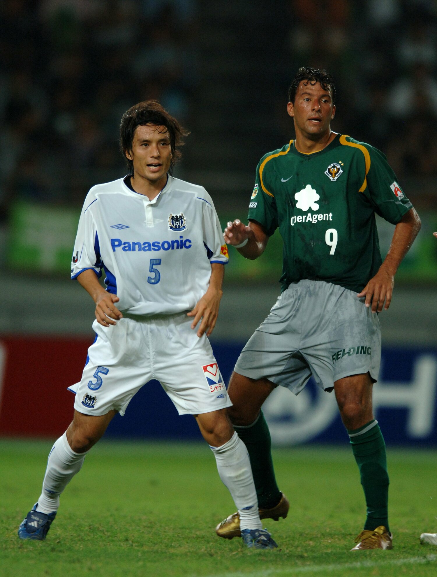 宮本恒靖とマッチアップするヴェルディ時代のワシントン　©Etsuo Hara/Getty Images