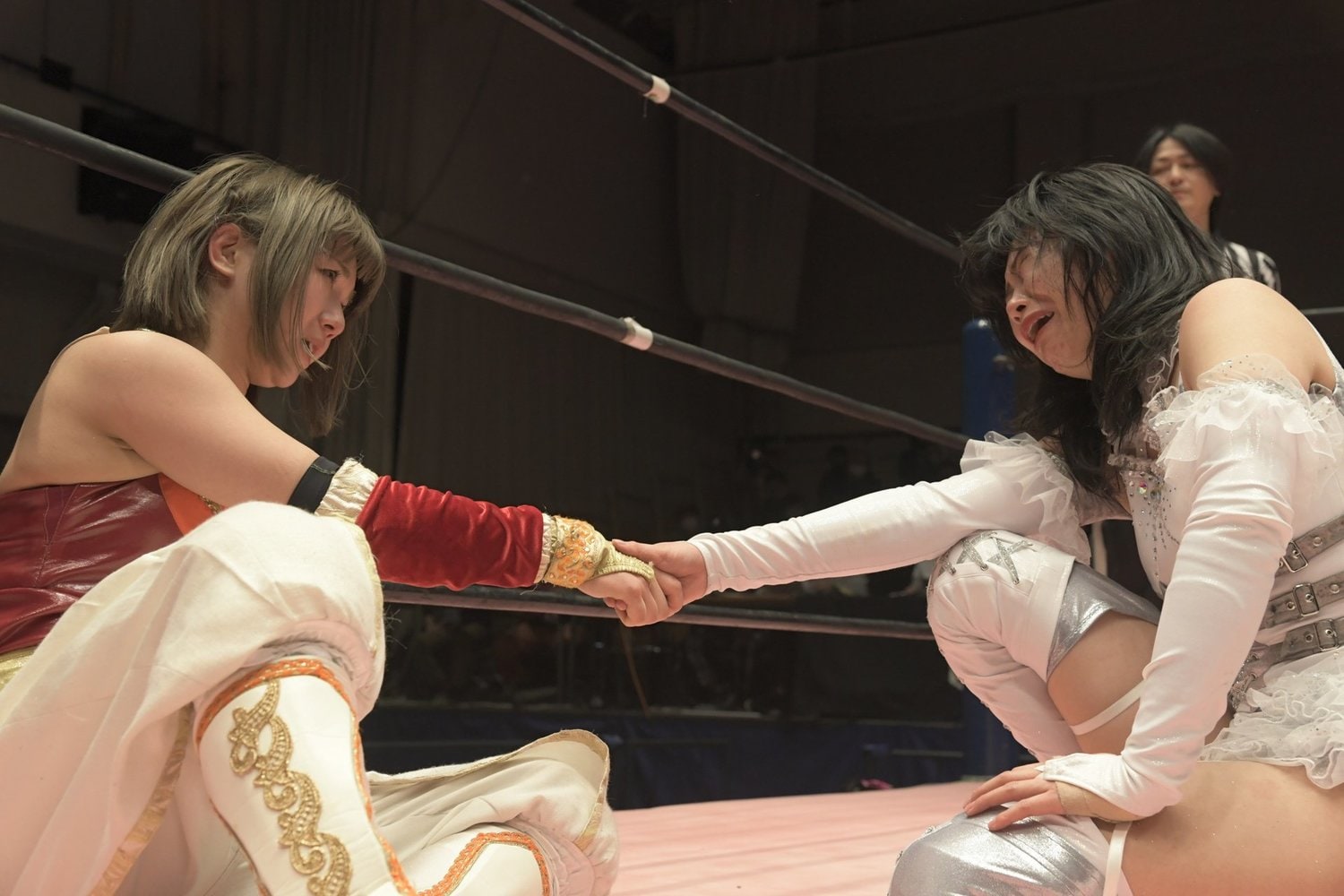 坂崎ユカ（左）と辰巳リカ　（C）東京女子プロレス