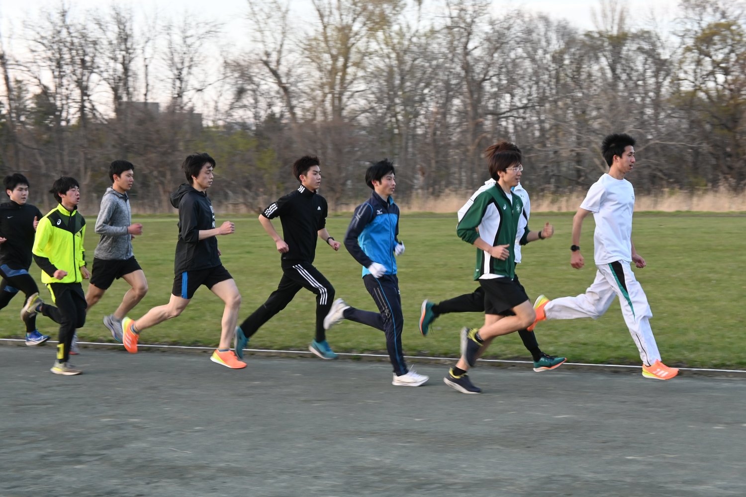 北大陸上グラウンドでウォームアップをする陸上部員