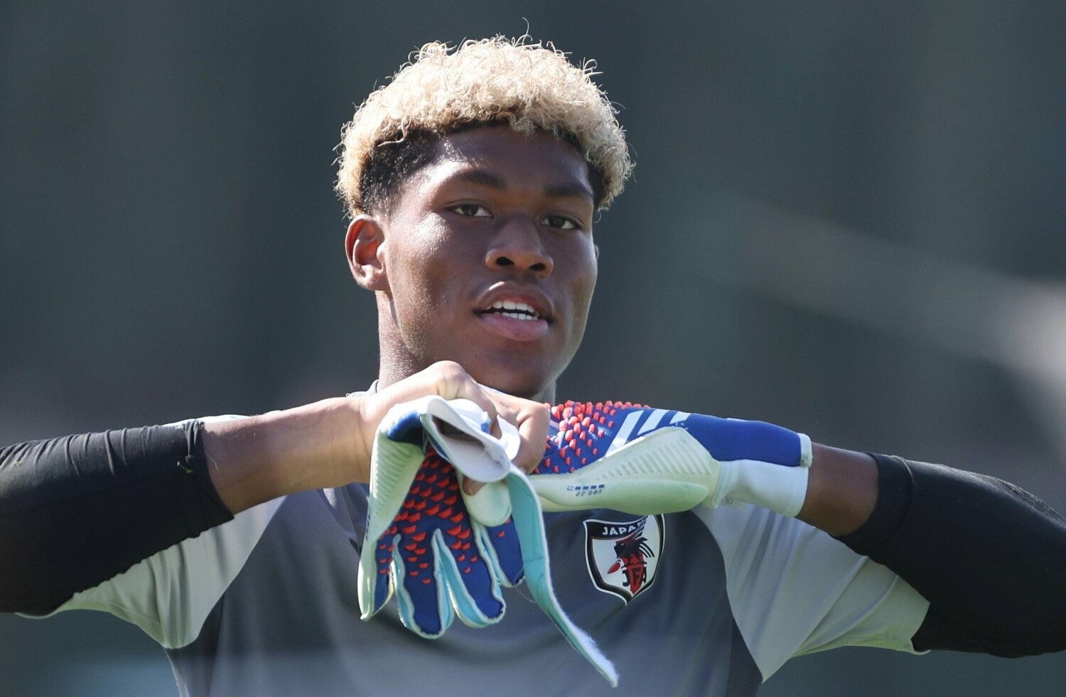 1月22日の練習後、鈴木彩艶は「差別的発言」に毅然とNOを突きつけた　©JIJI PRESS