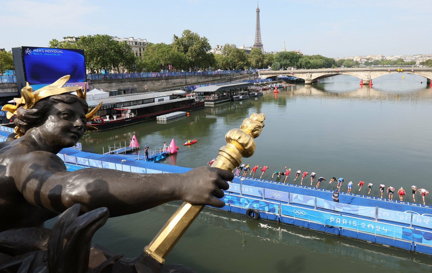 7月31日に延期されたトライアスロン男子。スタートし、セーヌ川に飛び込む選手たち　©JIJI PRESS