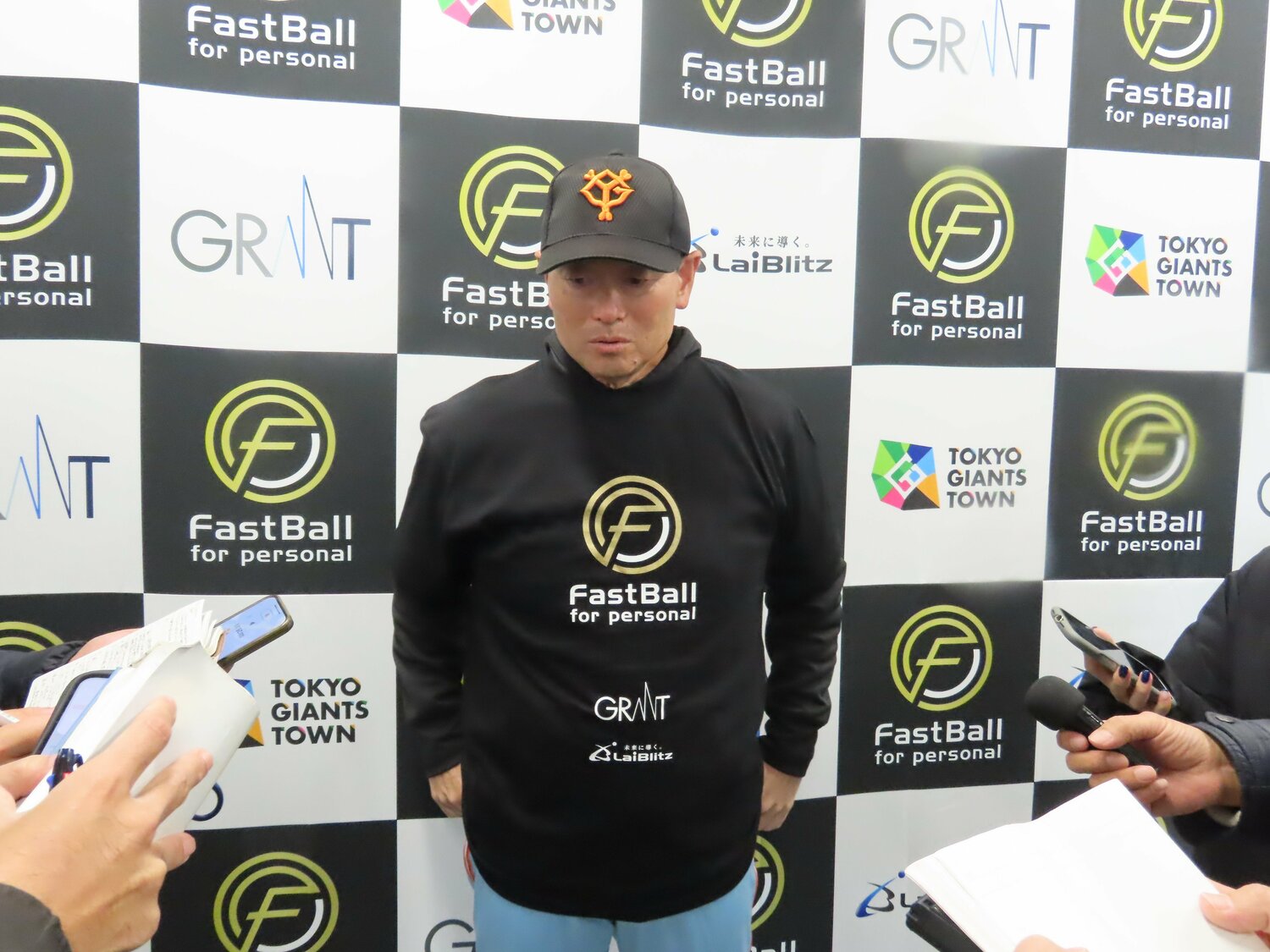 囲み取材での桑田氏　©Kou Hiroo