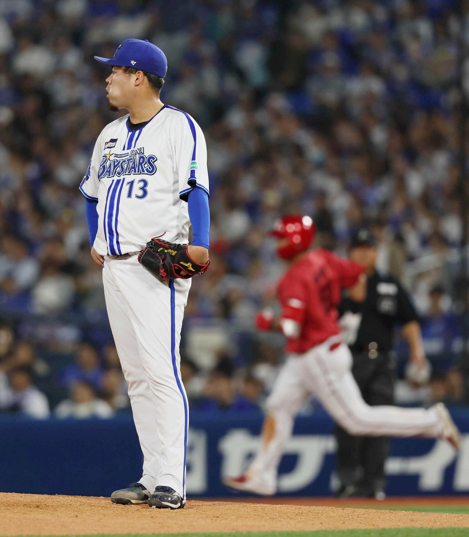 5月24日の広島戦、延長10回に小園海斗、末包昇大に連続本塁打を浴びて呆然とする伊勢 ©JIJI PRESS