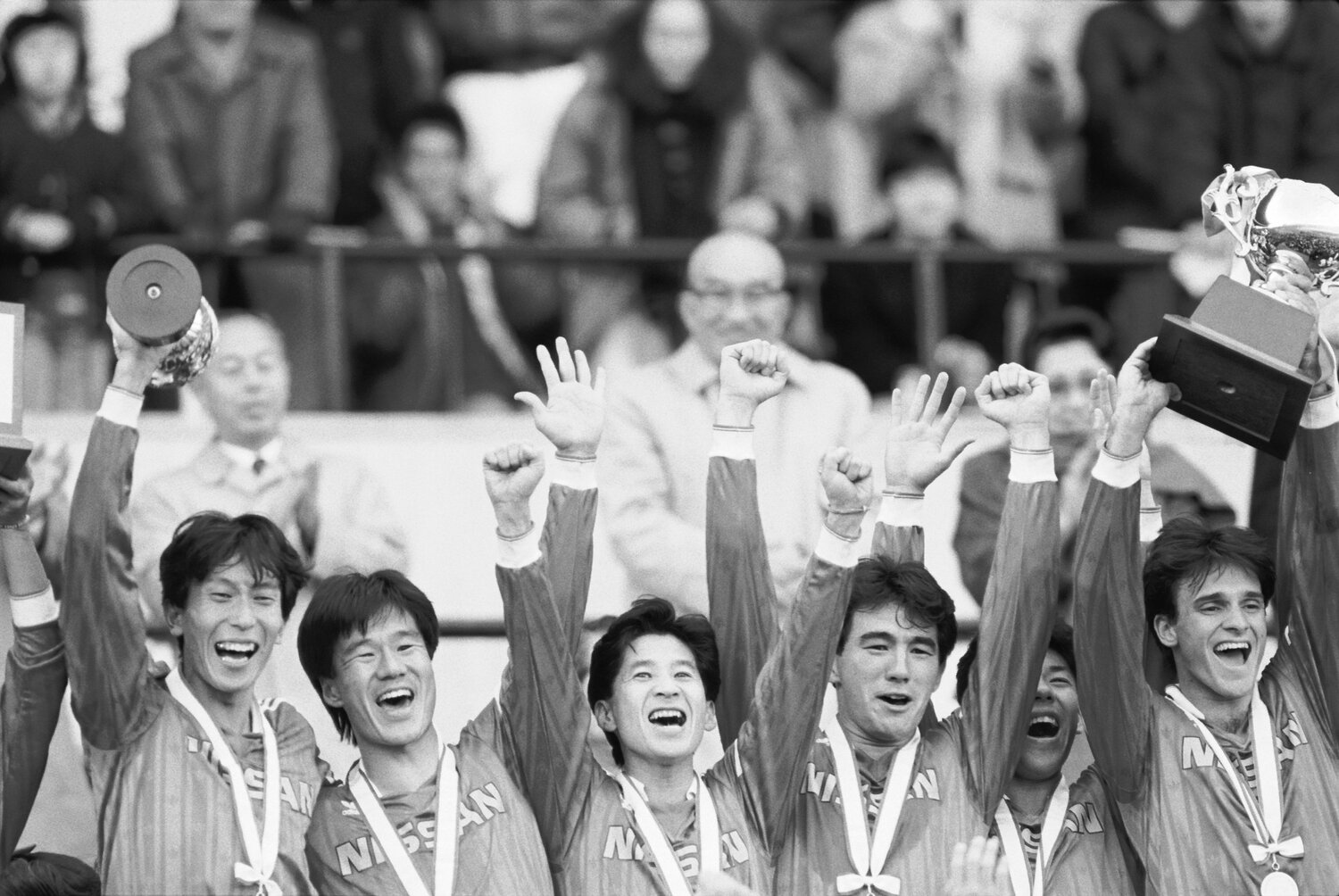 天皇杯69回大会を制して喜ぶ日産イレブン。（一番左が柱谷。木村和司、長谷川健太、呂比須ワグナーらの姿も）©︎Shinichi Yamada/AFLO