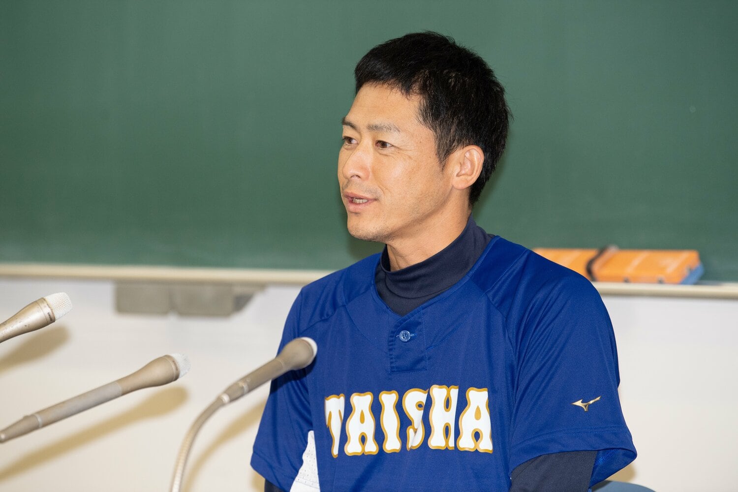 ドラフト会議で藤原佑の名前が呼ばれることはなかった。その直後、会見場に登場した石飛監督 ©Kota Inoue