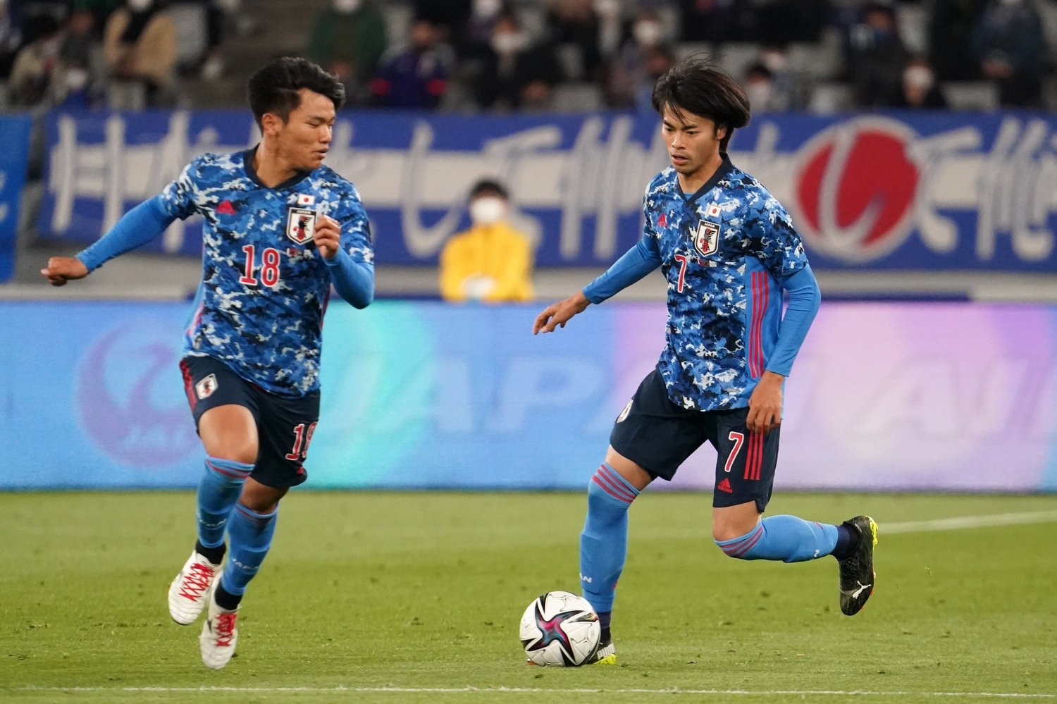 川崎フロンターレのチームメイトでもある旗手怜央（左）と三笘薫（右）　©Getty Images