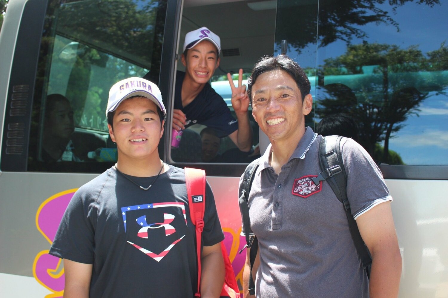 父・博文（右）とともに笑顔で写真に収まる度会基輝、後方には弟・隆輝の姿も（2017年撮影）　©︎Yu Takagi