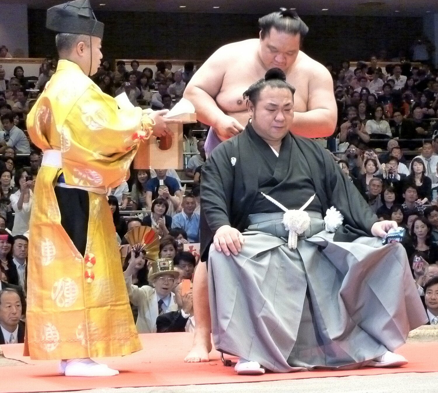 2010年10月の断髪式では、盟友・魁皇に鋏を入れられ思わず涙ぐむ場面も　©JIJI PRESS
