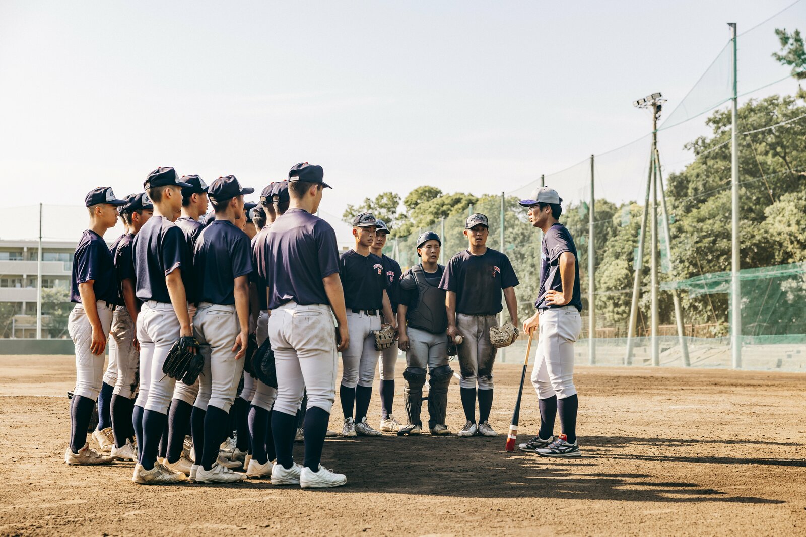 監督と二人三脚で指導にあたる髙山大輝野球部長　photograph by Kiichi Matsumoto