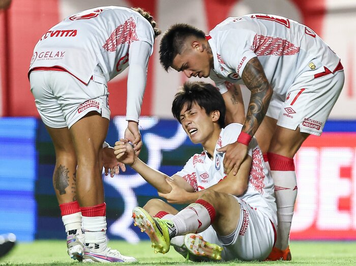 「すぐ潰された」20歳FW貴田遼河がアルゼンチンで浴びた洗礼…ロス五輪世代FWなぜ南米に移籍？ 殺伐としたスタジアムで「まったく通用しない」と痛感した日＜Number Web＞ photograph by Aaajoficial