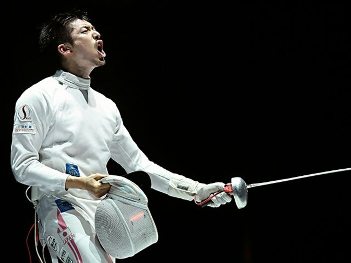 包丁を研いで集中力を高める31歳。見延和靖のフェンシング愛が濃い。＜Number Web＞ photograph by AFLO