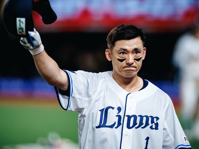 「やめないでくれ」西武のレジェンドが引退試合で残した“切ない打球音” 栗山巧はなぜファンに愛されるのか？ 記者に差し出した”右手”意味とは…＜Number Web＞ photograph by Kiichi Matsumoto