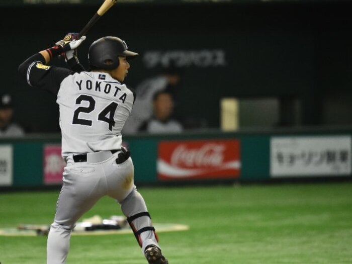 「秀太さん、苦しいです」横田慎太郎24歳は涙を流して引退を決めた…「ボールが二重に見える」窮地の横田を救った、田中秀太からの一言<Number Web> photograph by Hideki Sugiyama