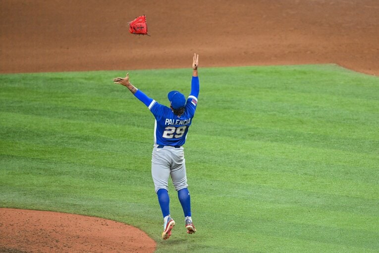 優勝してグラブを放り投げるベネズエラの守護神パレンシア（カブス）。日本戦、イタリア戦、アメリカ戦と3連続セーブを挙げた　©Nanae Suzuki