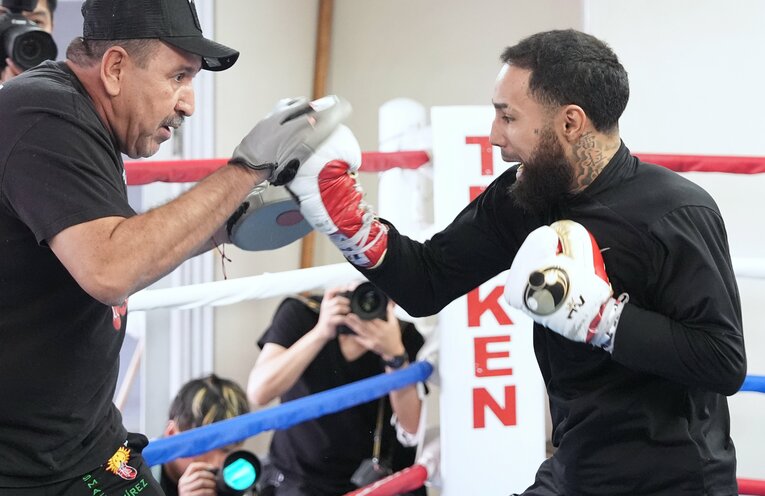 ルイス・ネリの右アッパー　©Naoki Fukuda