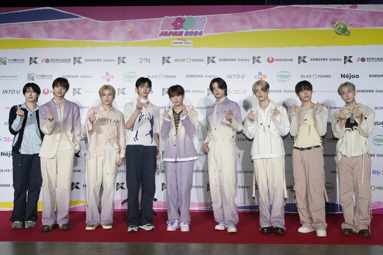 韓国エンタメの祭典「KCON JAPAN 2024」のレッドカーペットに登場した&TEAM（2024年撮影、Kは右から4番目）©︎JIJI PRESS