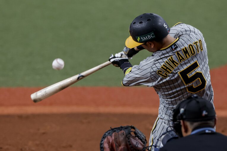 4回に山本のストレートを近本がとらえて、あわやフェンス直撃の大飛球を放つが… ©︎Kiichi Matsumoto