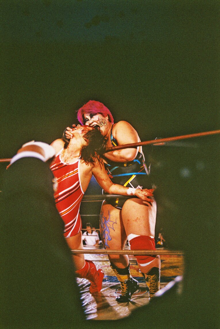 長与千種（手前）の頭を噛みちぎるダンプ松本　©︎Yoji Hoshijima/AFLO