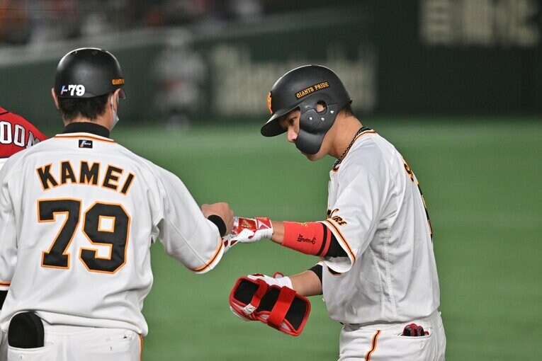 プロ野球では日常的な光景になった「フェイスガード付きヘルメット」