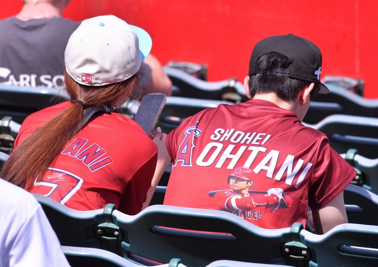 戦線離脱中も大谷シャツを着て応援するファン（3枚目／全4枚）©JIJI PRESS