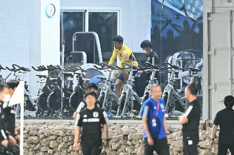 29日、全体練習とは別にトレーニングバイクを漕ぐ遠藤　©Takuya Kaneko/JMPA