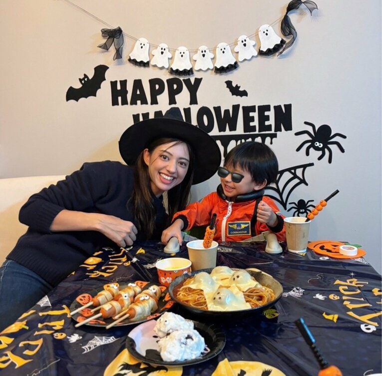 愛息とハロウィーンを楽しむ（サイード横田さん提供）