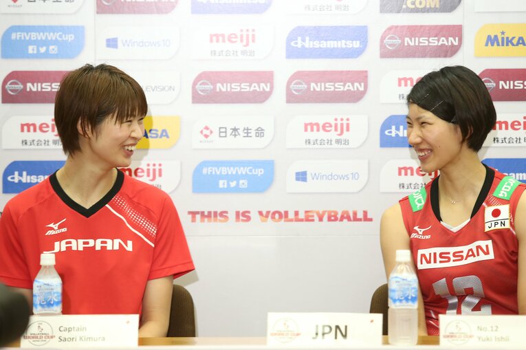 2015年ワールドカップで会見に出席した木村沙織（左）と石井優希　©︎Getty Images