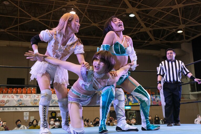 対角に立った本間と真白は安納を集中攻撃