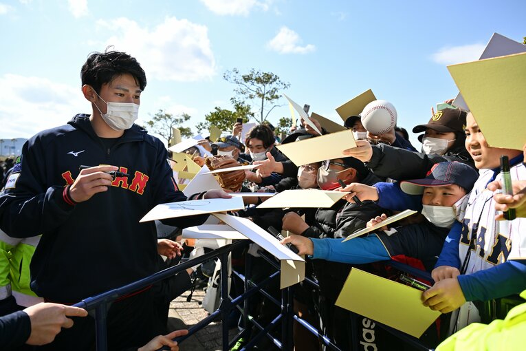 子どもたちを中心に要望に応えていく佐々木 ©Hideki Sugiyama