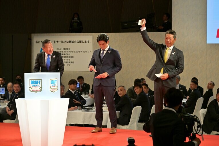 前田悠伍の交渉権を引き当てたソフトバンク・小久保監督　　©Hideki Sugiyama